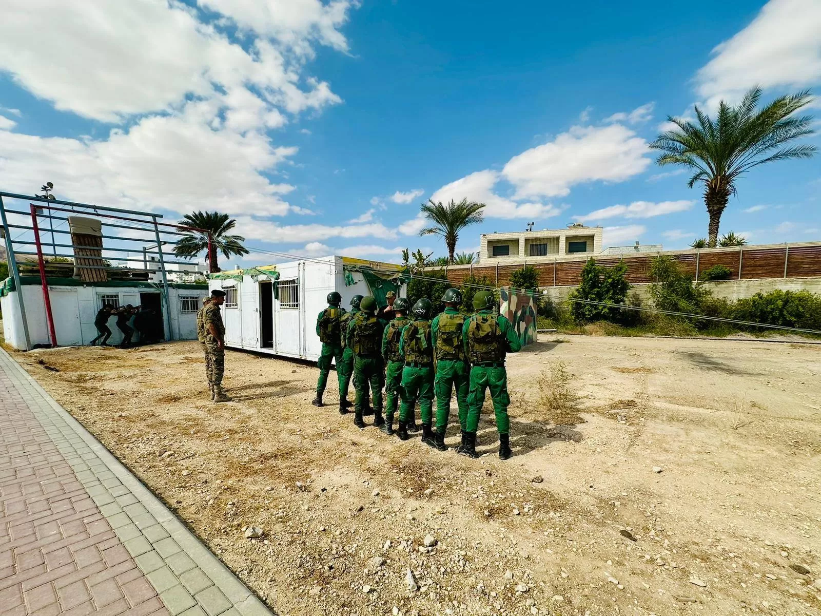 جامعة الاستقلال تنفذ تدريباً ميدانياً يحاكي القتال في المناطق المبنية وتنظم يوماً تطوعياً لتعزيز الانضباط والانتماء