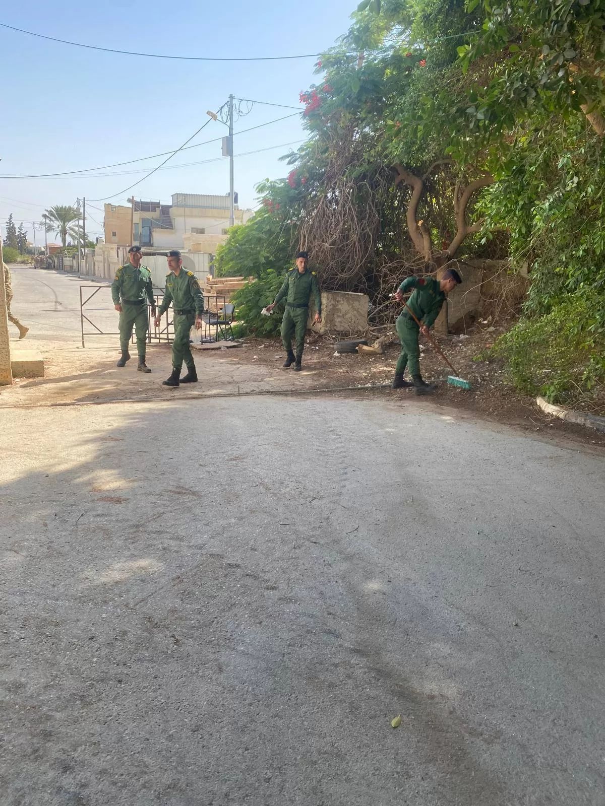 جامعة الاستقلال تنظم يوماً تطوعياً لطلبتها بإشراف الجناح العسكري والخدمات الجامعية ترسيخاً لقيم العمل الجماعي