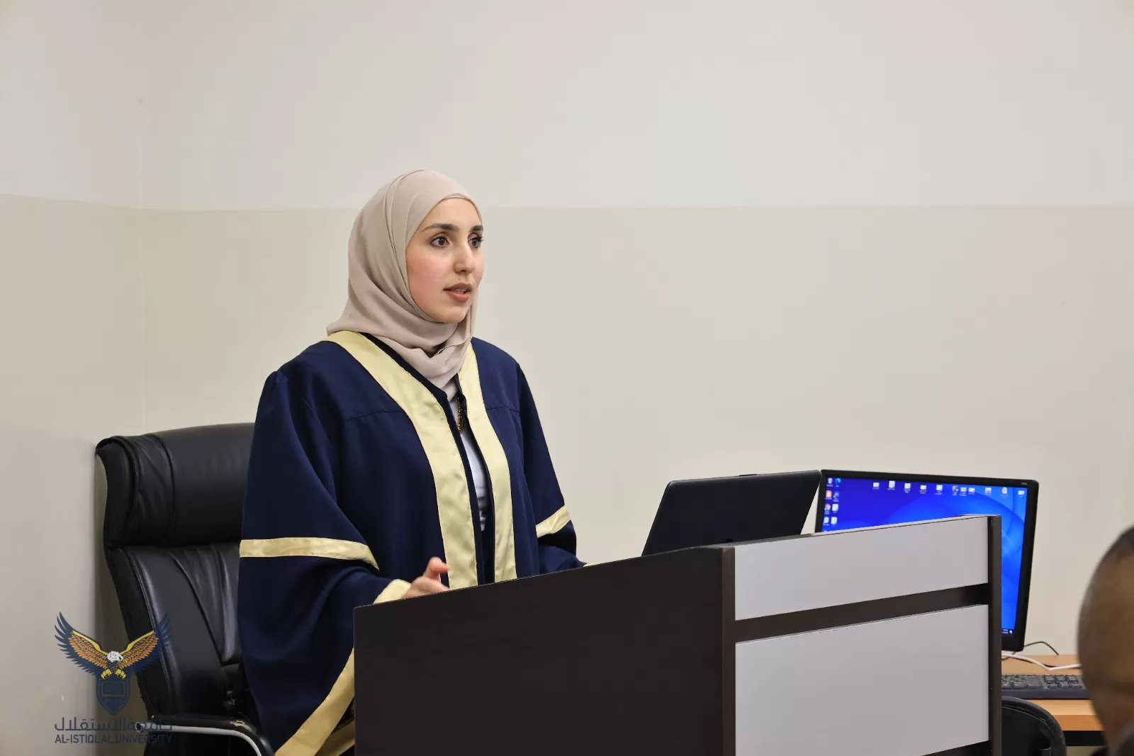 مناقشة رسالة ماجستير حول دور اليقظة الإستراتيجية في تقليل الإحباط الوظيفي في وزارة الداخلية