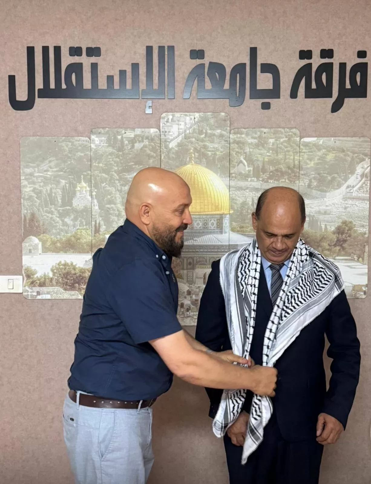 سفير جمهورية نيكاراغوا يزور فرقة جامعة الاستقلال ويشيد بدورها الثقافي الوطني