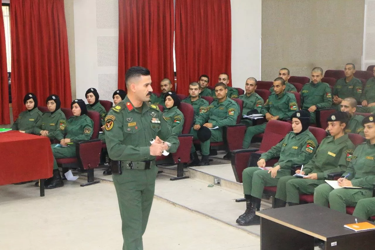 جامعة الاستقلال تعزز مفاهيم الانضباط والتمثيل الرسمي بمحاضرة في البروتوكول العسكري