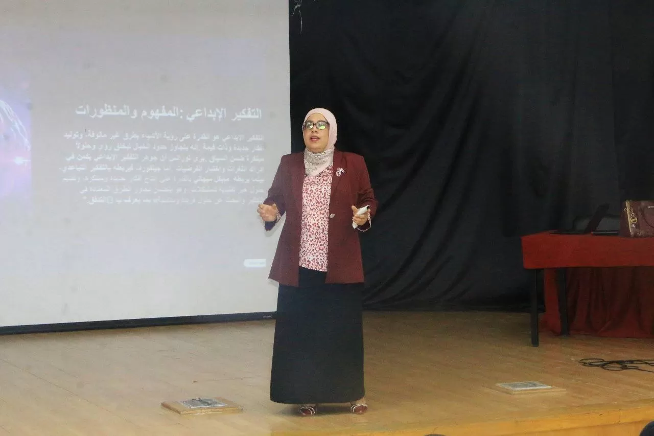 محاضرة حول التفكير الناقد والإبداعي في جامعة الاستقلال