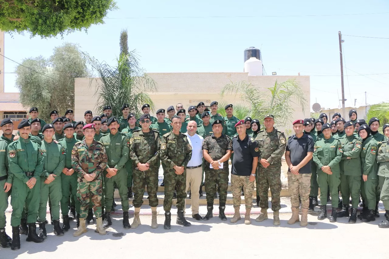 طلبة برنامج القيادة في جامعة الاستقلال في زيارة ميدانية لغرفة عمليات قيادة منطقة أريحا والأغوار