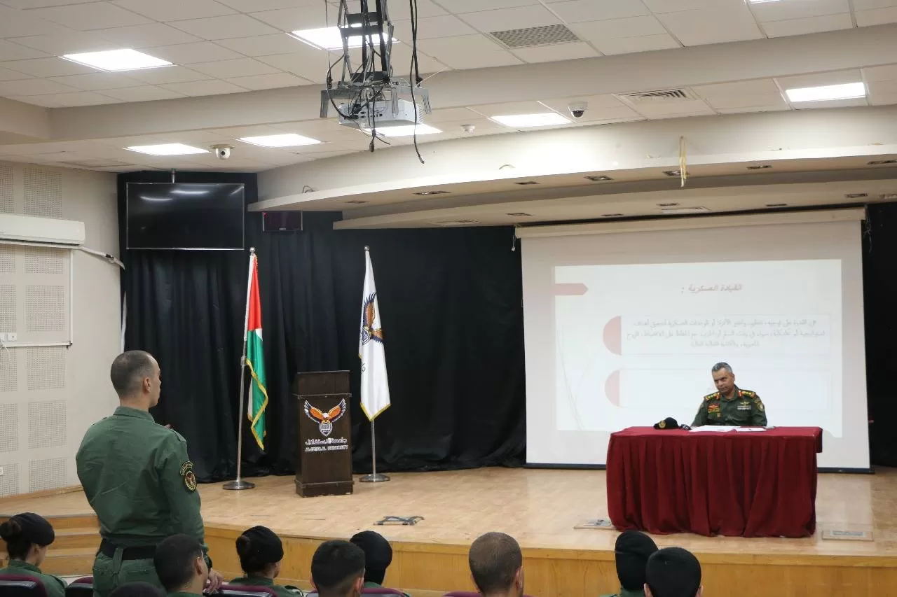 محاضرة متخصصة حول القيادة العسكرية في جامعة الاستقلال