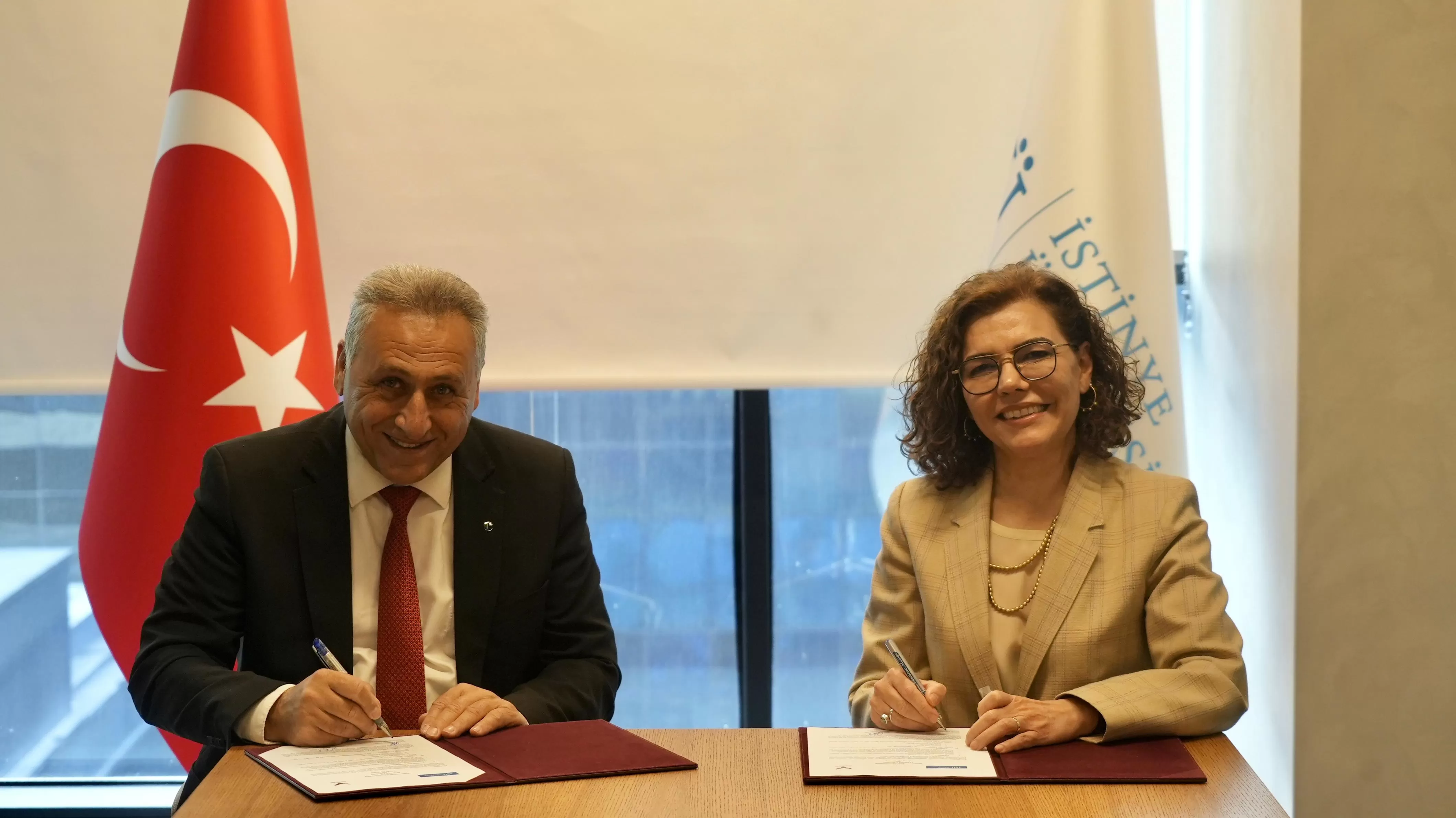 جامعة الاستقلال توقع مذكرة تفاهم مع جامعة إستينيا في إسطنبول