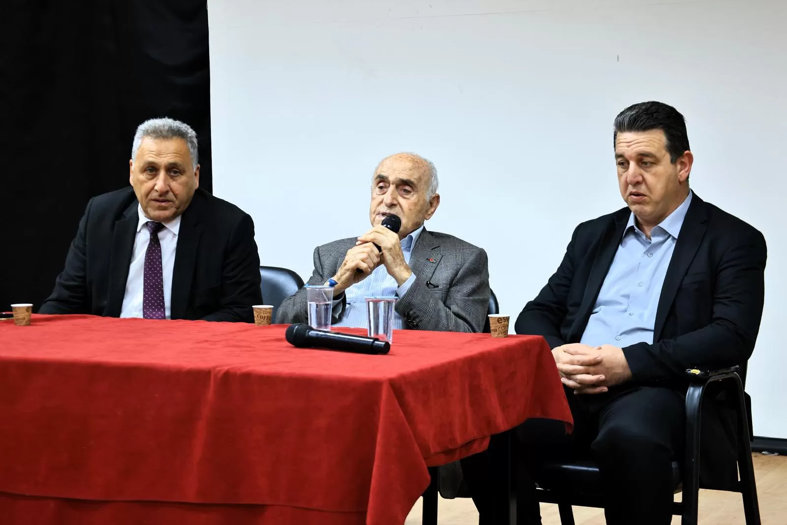 رئيس جامعة الاستقلال يلتقي رئيس منتدى فلسطين منيب المصري ضمن لقاء وطني حول السردية الفلسطينية وبلورة الوعي الوطني بالتعاون مع دائرة حقوق الإنسان في منظمة التحرير الفلسطينية