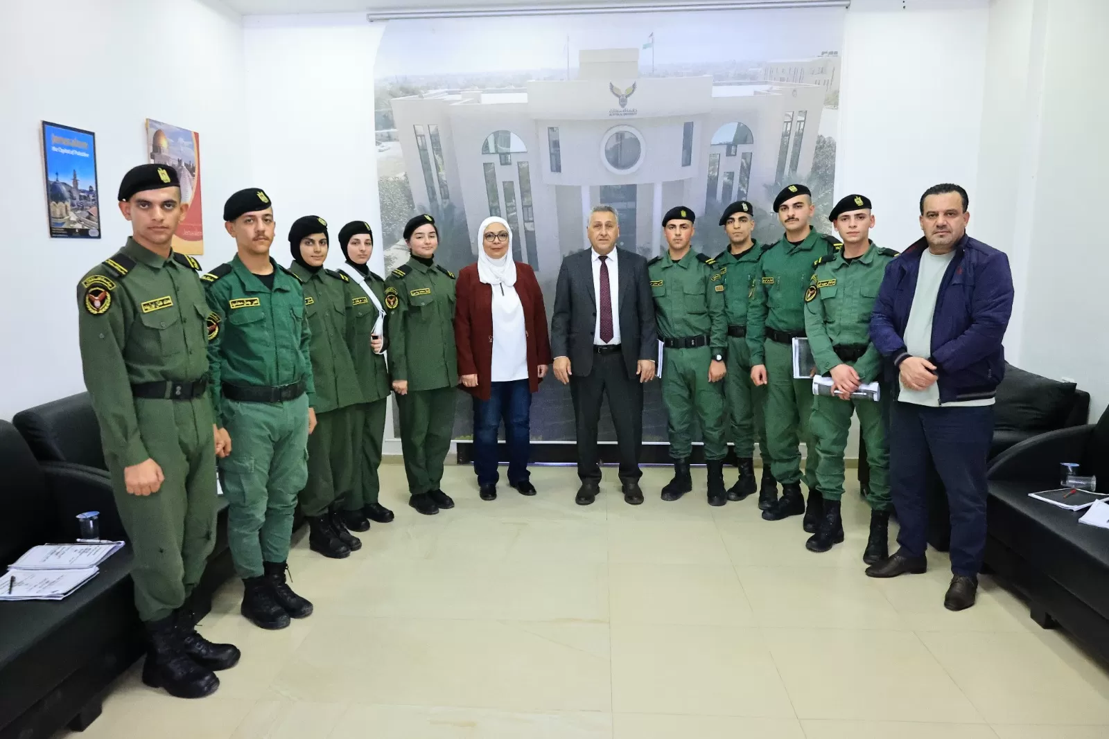 رئيس جامعة الاستقلال يلقي محاضرة متخصصة حول القيادة لطلبة السنة الأولى في العلوم الأمنية