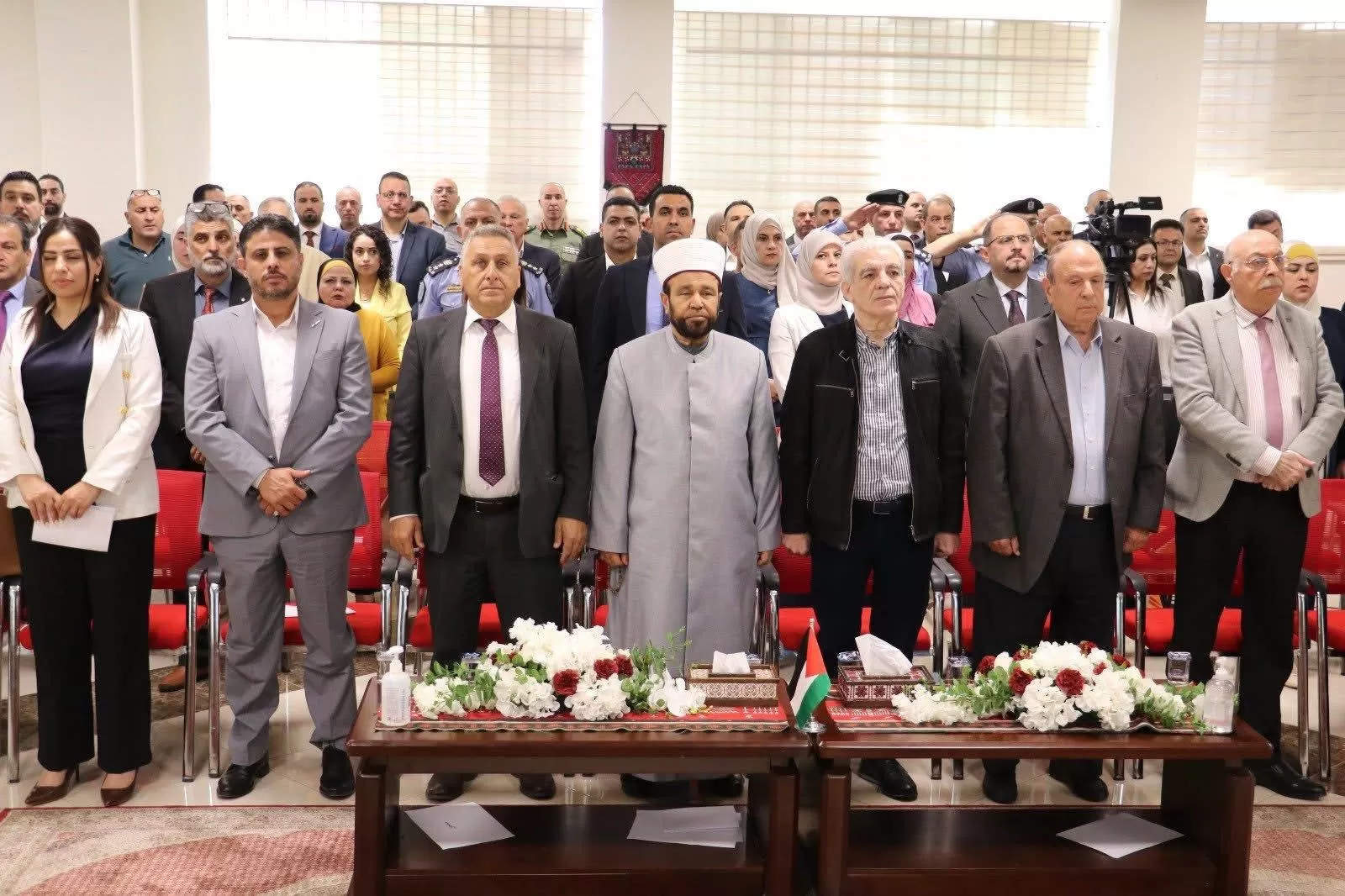 رئيس جامعة الاستقلال يشارك في حفل تخريج برنامج الإدارة والقيادة بالمدرسة الوطنية الفلسطينية للإدارة