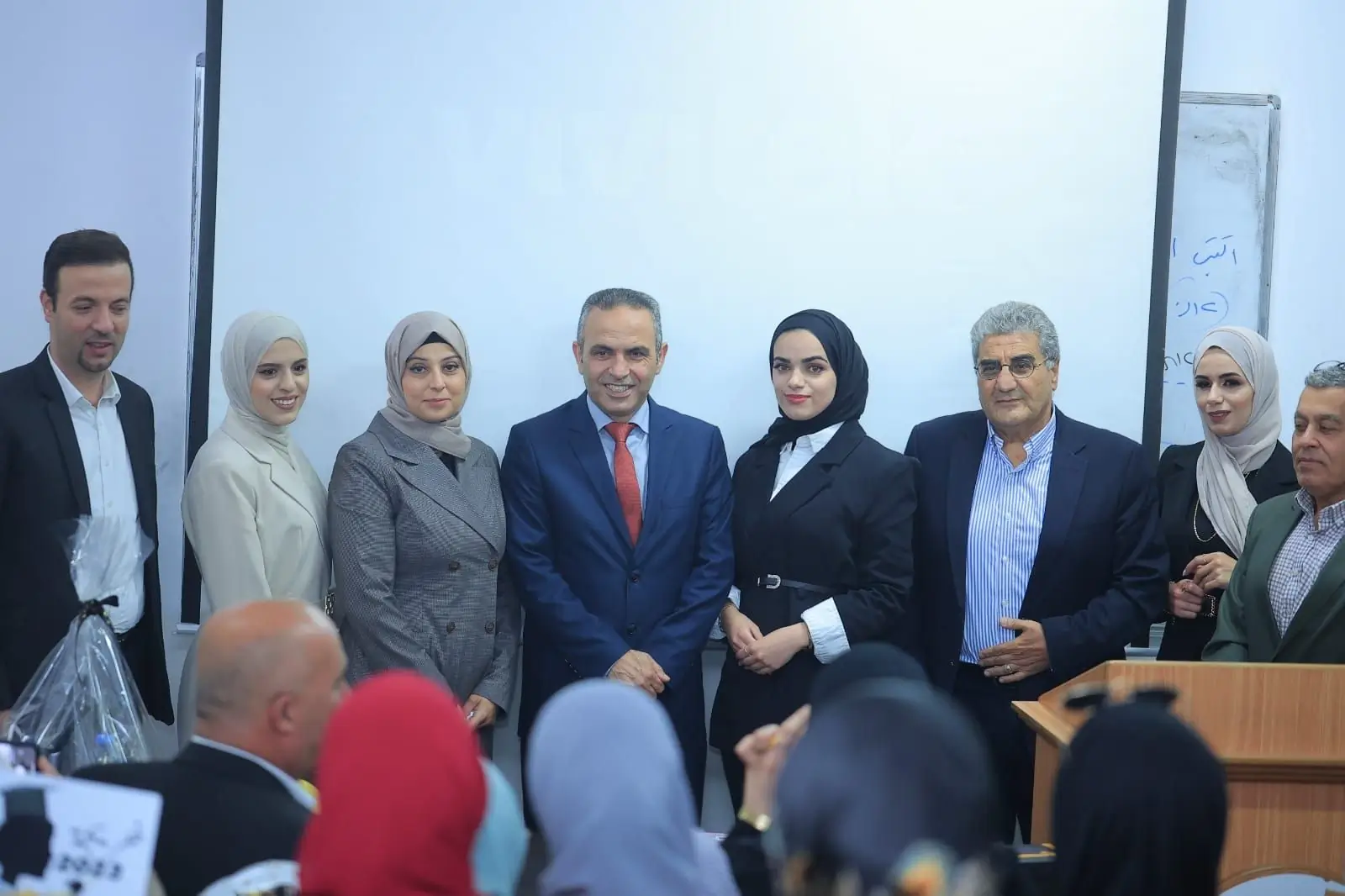 د.علي عيايدة نائب رئيس الجامعة للشؤون الإدارية و المالية يناقش مشروعا لطالبات من كلية الهندسة و تكنولوجيا المعلومات في جامعة فلسطين الاهلية 