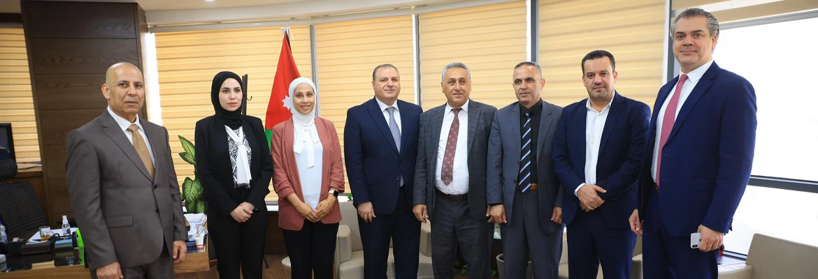 رئيس جامعة الاستقلال يزور سعادة السفير الأردني