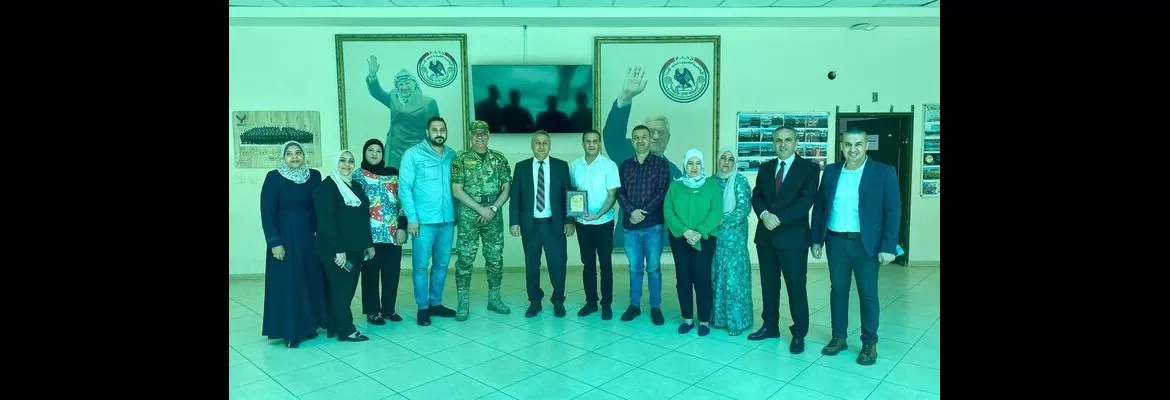 رئيس جامعة الاستقلال أ.د أبو الرب يكرم عميد شؤون الطلبة