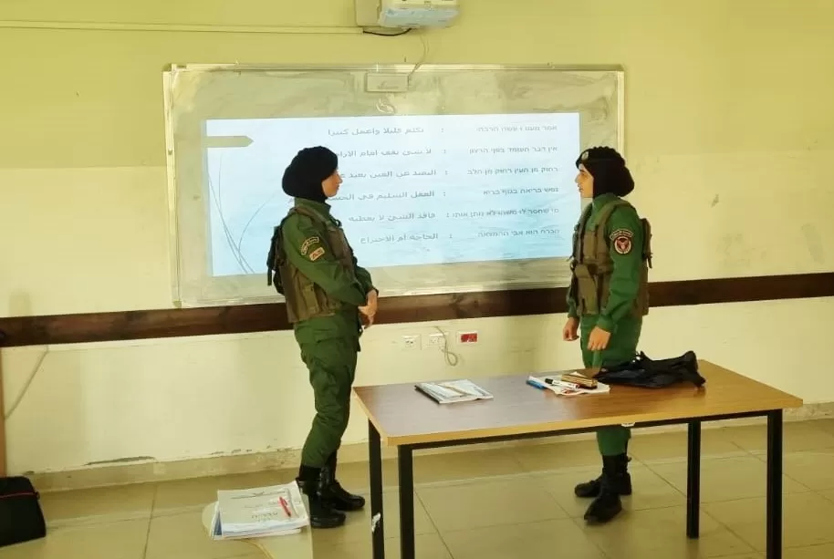 طلبة قسم اللغات  ينفذون نشاطاً عملياً لتعزيز مهارات اللغة العبرية