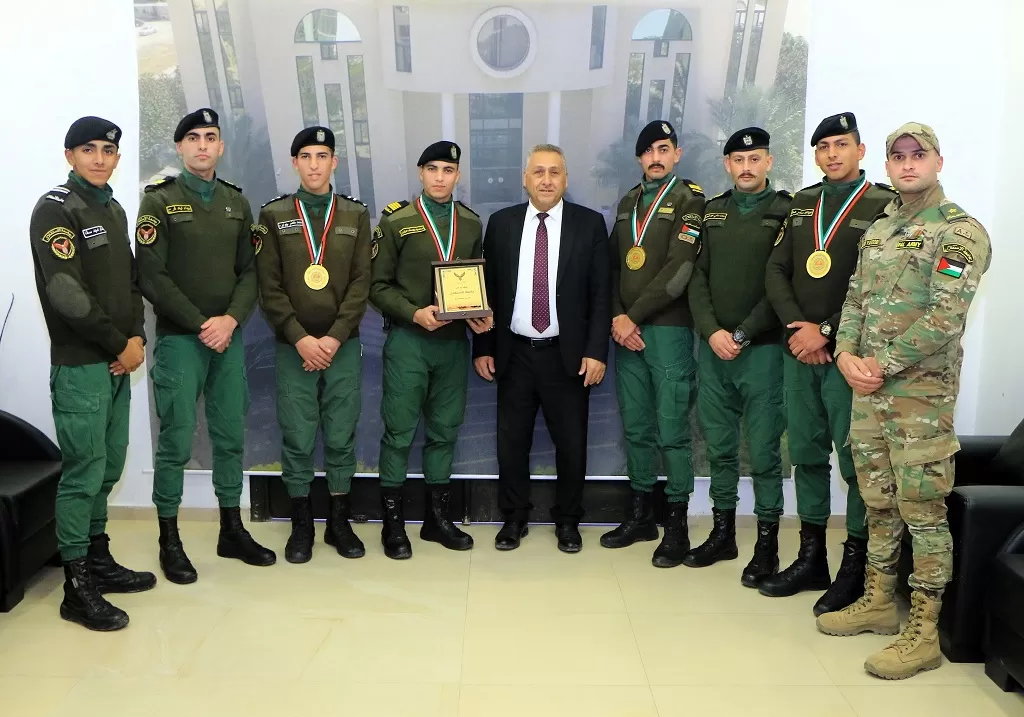 رئيس جامعة الاستقلال يكرم الطلبة الفائزين في بطولة فلسطين الأولى للعدو الريفي