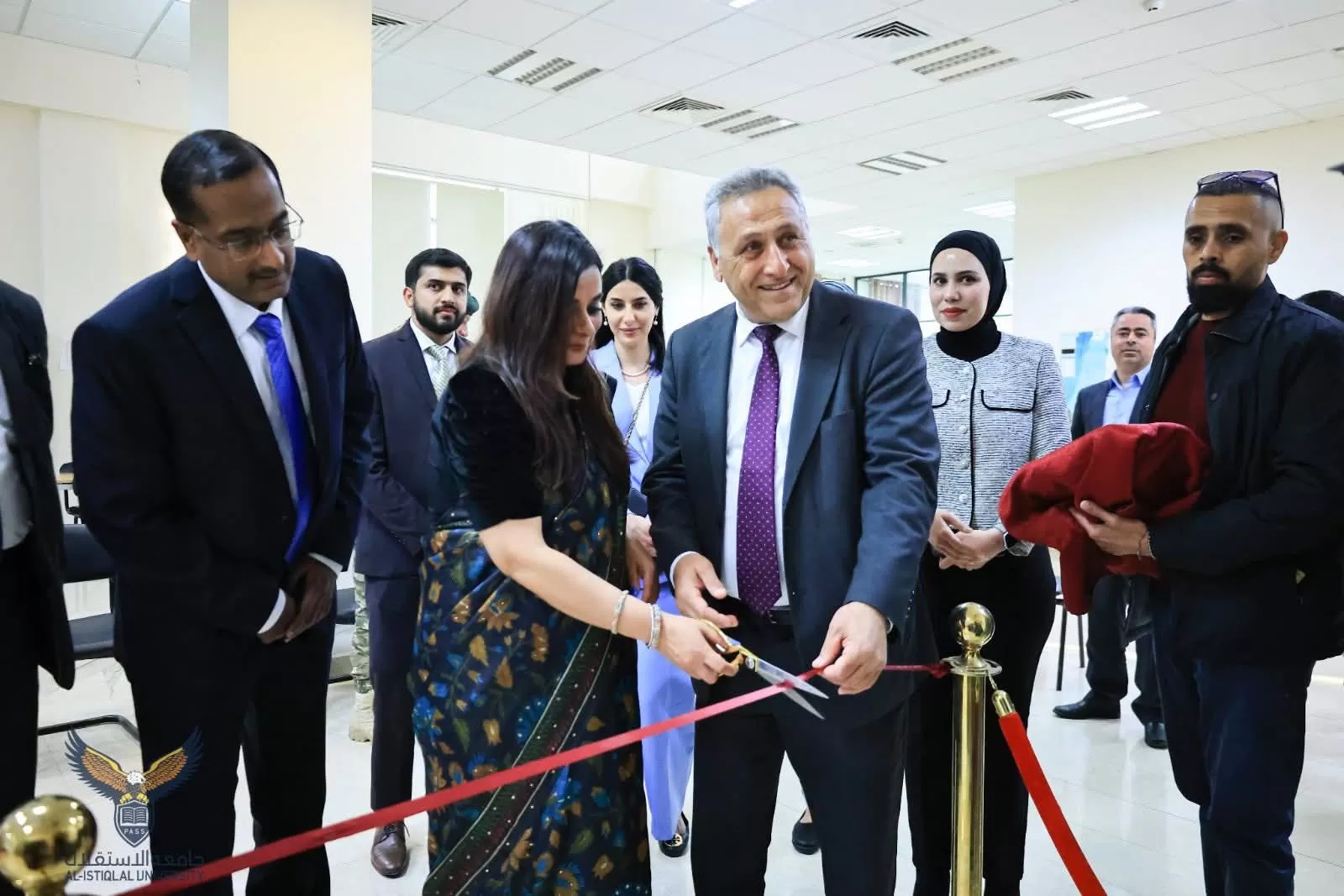 رئيس جامعة الاستقلال يستقبل ممثلة الهند لدى فلسطين ويفتتحان الركن الهندي داخل أروقة المكتبة