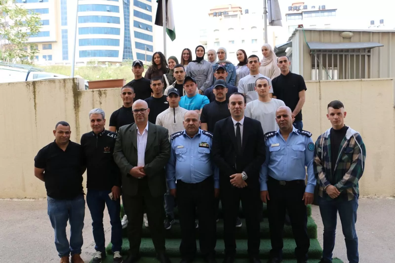 وفد من طلبة جامعة الاستقلال يطلع على آليات العمل في إدارة الأدلة والمختبرات الجنائية بالشرطة الفلسطينية