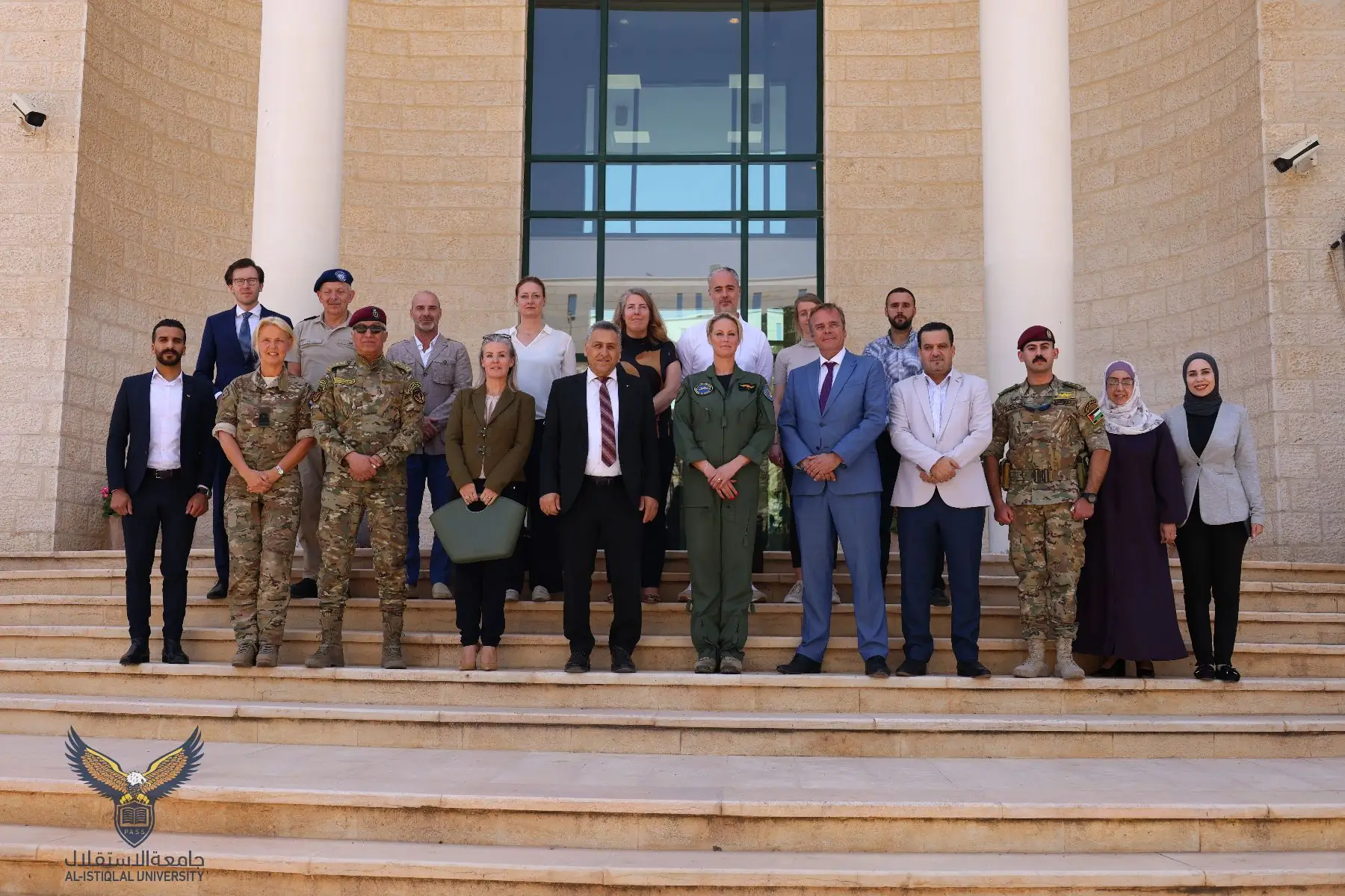 السفير الهولندي و وفد من كبار الضباط في زيارة لجامعة الاستقلال وتقديم محاضرة مركزية حول النوع الاجتماعي للطالبات