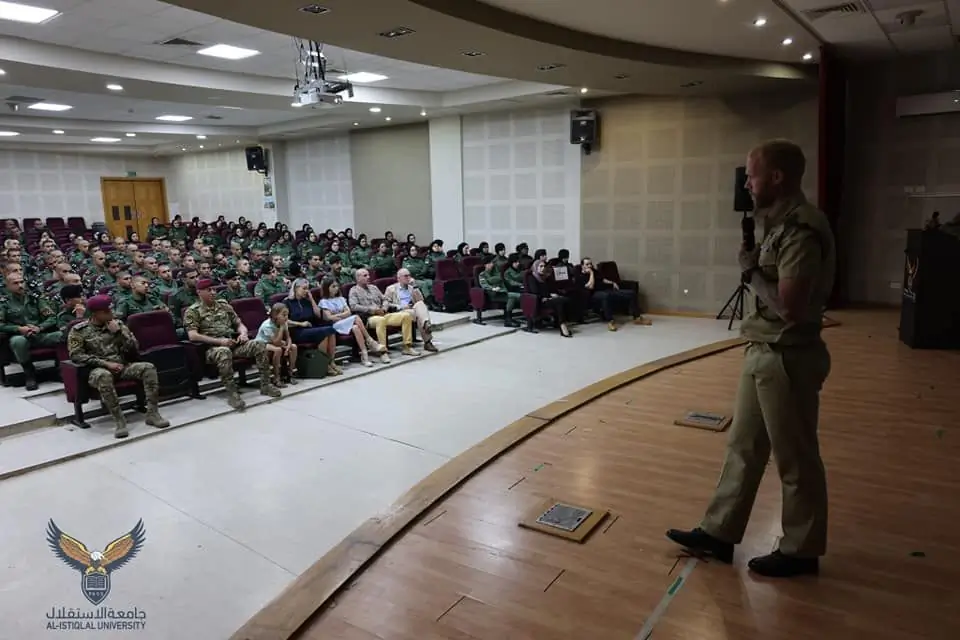 وفد من كبار الضباط الهولنديين في زيارة لجامعة الاستقلال